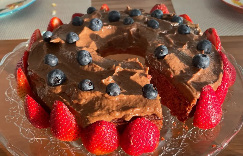 Bolo sem açúcar para bebê de beterraba com cobertura de chocolate, mirtilos e morangos, receita para aniversário de 1 ano