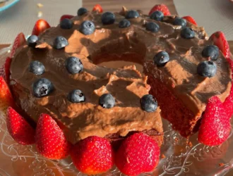Bolo sem açúcar para bebê de beterraba com cobertura de chocolate, mirtilos e morangos, receita para aniversário de 1 ano