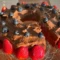 Bolo sem açúcar para bebê de beterraba com cobertura de chocolate, mirtilos e morangos, receita para aniversário de 1 ano