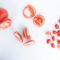Bebê pode comer tomate: tomate inteiro, cortado ao meio, em rodelas, em gomos e em pedaços pequenos sobre fundo branco