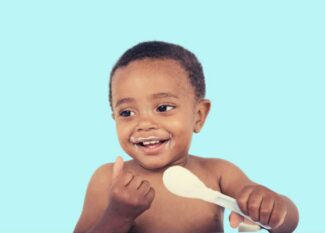 Como ensinar o bebê a usar talheres