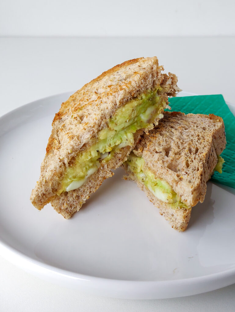 Sanduíche de abacate e queijo, receita disponível no Garfinho App