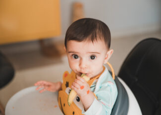 A importância do desenvolvimento motor do bebê na introdução alimentar