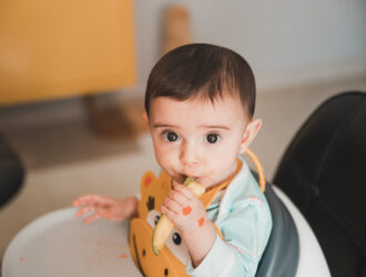 A importância do desenvolvimento motor do bebê na introdução alimentar