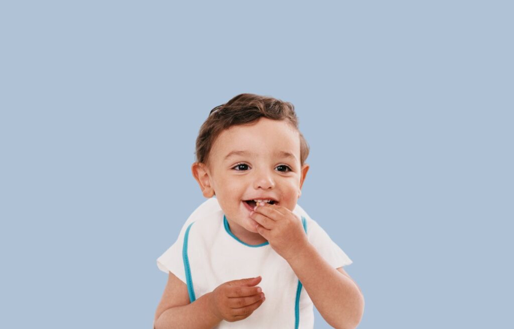Seu filho ainda prefere comer com as mãos? Veja o que fazer em 4 dicas!