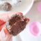 Chocolate para bebê: brigadeiro falso de banana e cacau para bebê, envolto em chia e mordido, com recheio cremoso à mostra