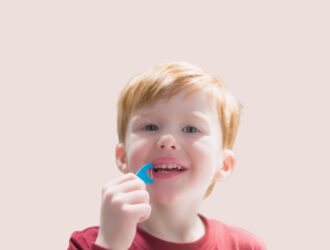 Fio dental infantil: precisa passar na criança?