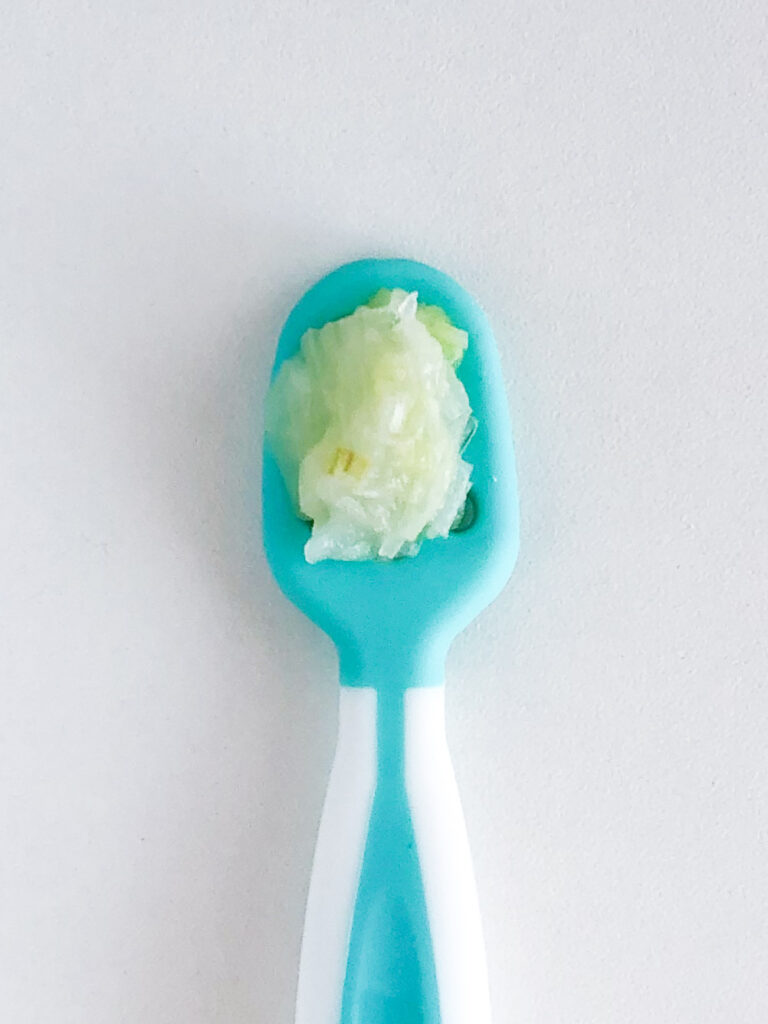 Bebê pode comer alho poró - Como oferecer na colher