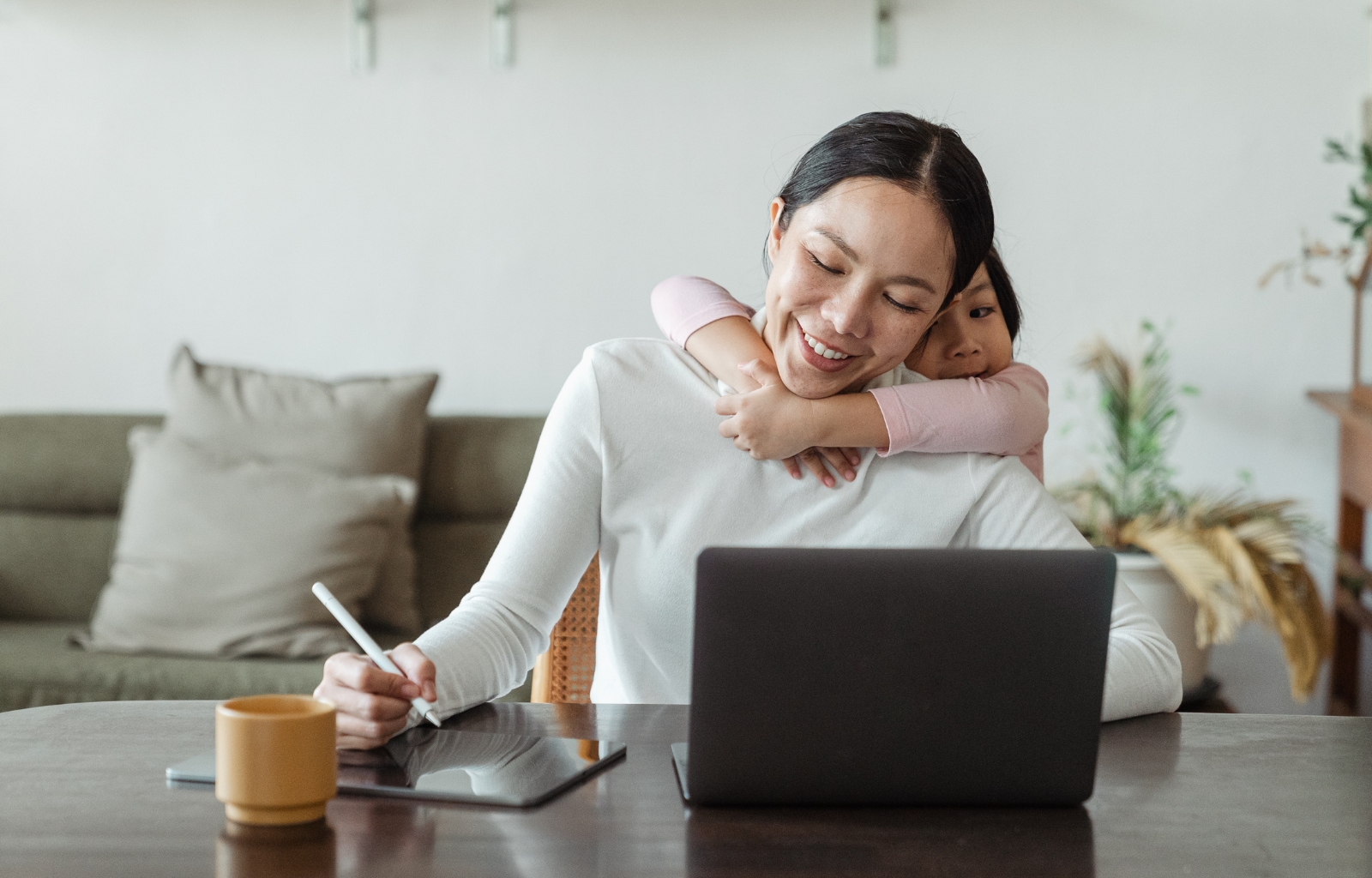 Ser mulher, mãe e profissional: 10 dicas para equilibrar com leveza