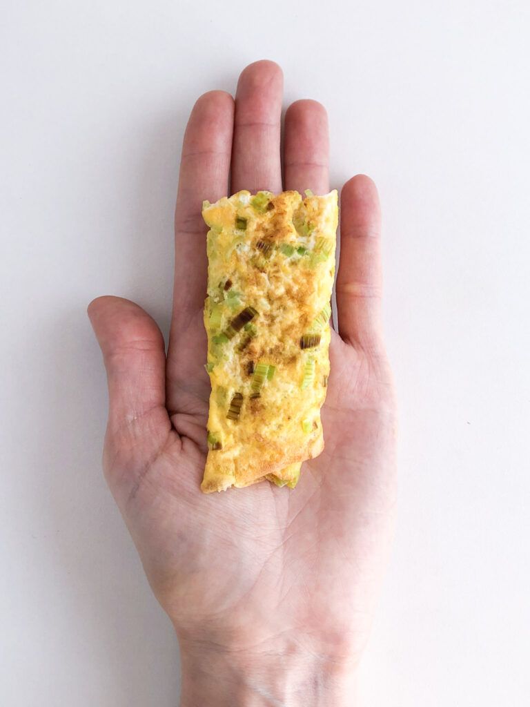 Omelete com alho poró - Receita disponível no app BLW Brasil