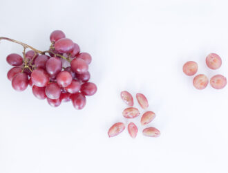 como oferecer uva na introducao alimentar BLW e1695764535967