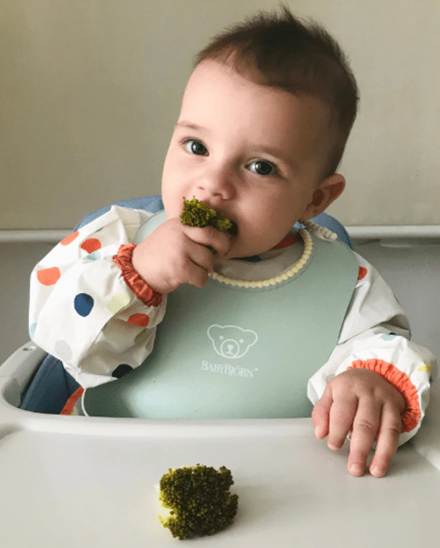 Bebê de 6 meses comendo brócolis