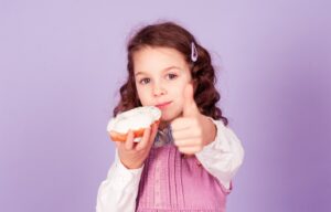 Como introduzir novos alimentos no cardápio das crianças em 10 dicas