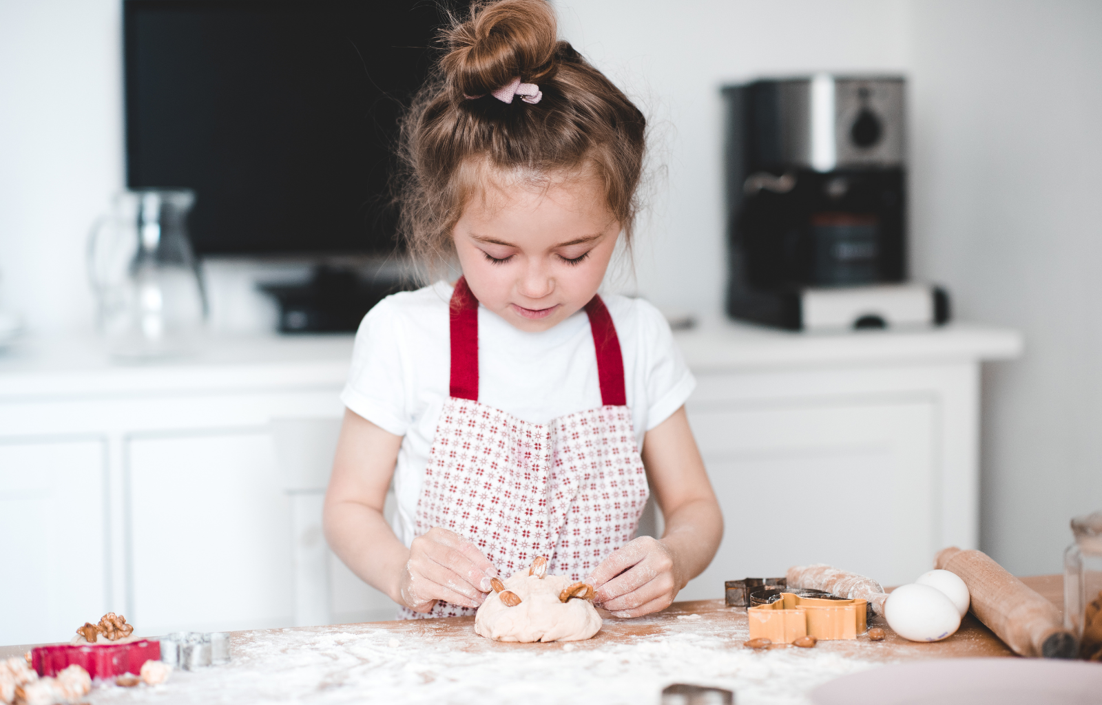 Criança na cozinha: 5 benefícios de envolver as crianças no preparo das refeições
