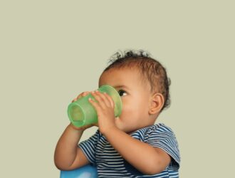 A importância da hidratação do bebê: 6 alimentos que hidratam