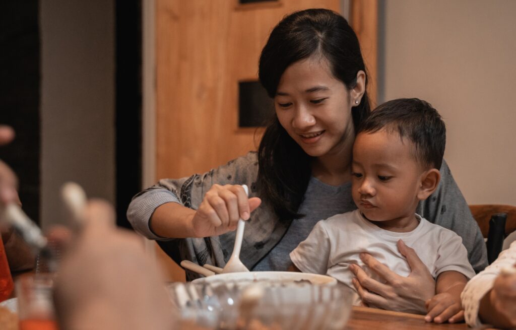 Como ensinar meu filho a comer sozinho? Veja 5 dicas infalíveis! 2 Meu filho não quer comer sozinho! Entenda porque as crianças pedem para serem alimentadas