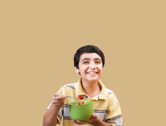 7 dicas para incentivar seu filho a aceitar novos alimentos (e o que não fazer)