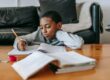 Como estimular a responsabilidade infantil: 6 dicas para envolver seus filhos nas lições de casa