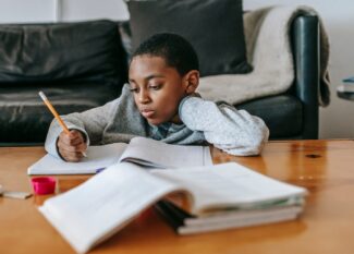 Como estimular a responsabilidade infantil: 6 dicas para envolver seus filhos nas lições de casa