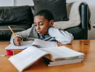 Como estimular a responsabilidade infantil: 6 dicas para envolver seus filhos nas lições de casa