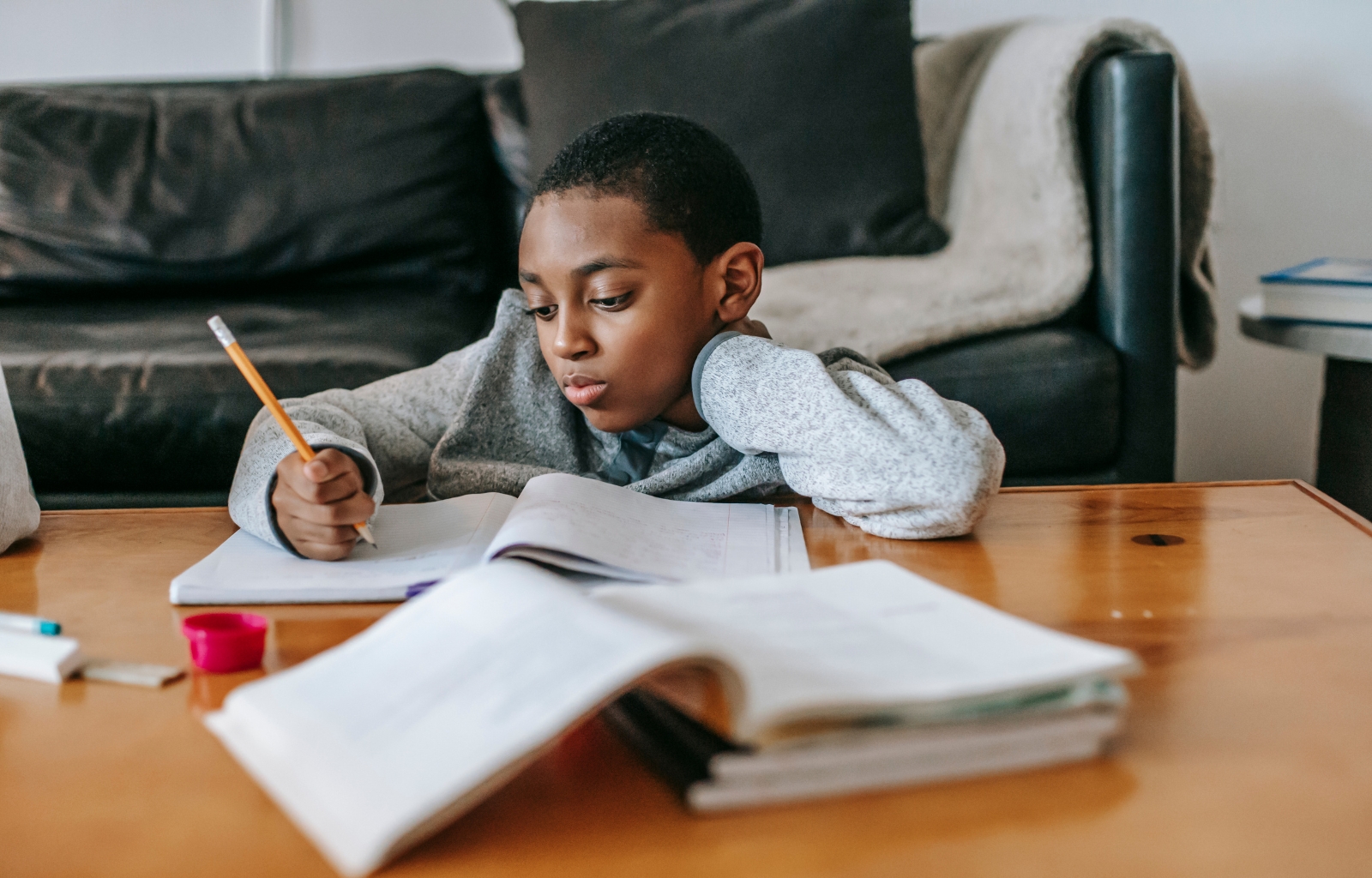 Como estimular a responsabilidade infantil: 6 dicas para envolver seus filhos nas lições de casa