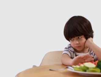 Compulsão alimentar infantil: saiba identificar e prevenir o quadro em 8 dicas