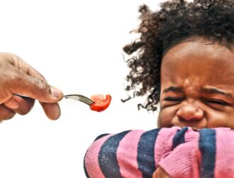 Como lidar com criança que não quer comer em 8 dicas práticas