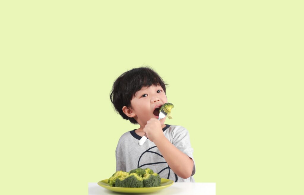 Como comer melhor: menino comendo brocolis