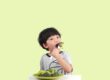 Como comer melhor: menino comendo brocolis