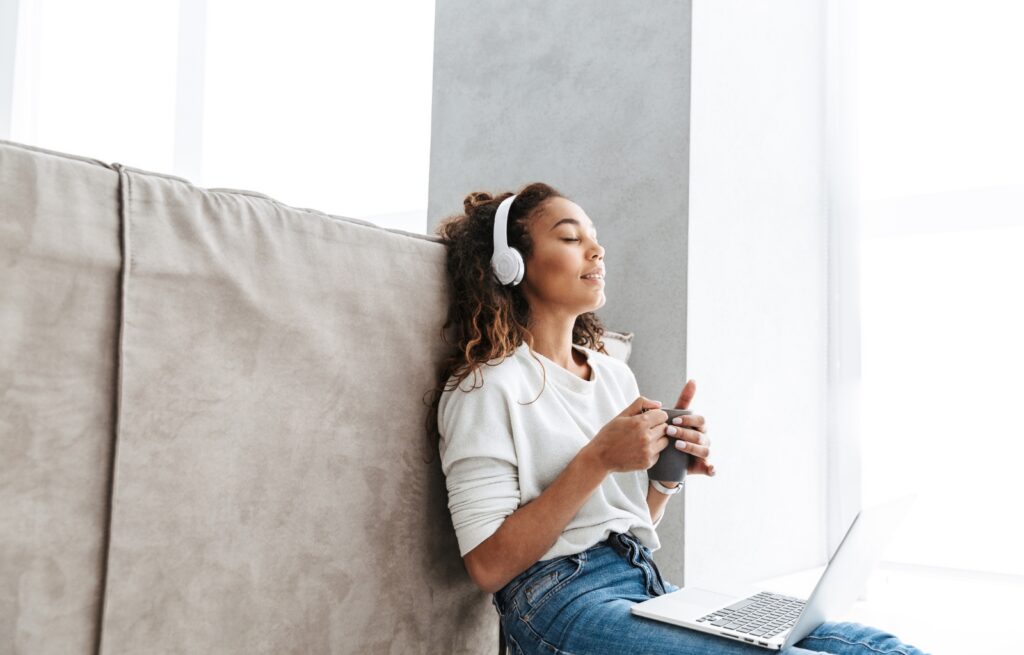 Podcasts para mães: os 10 melhores para ouvir entre uma fralda e outra 