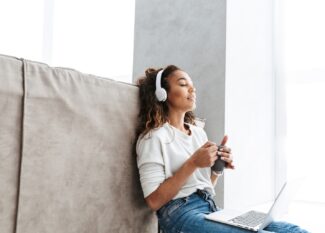 Podcasts para mães: os 10 melhores para ouvir entre uma fralda e outra 