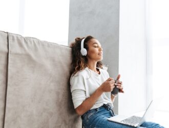 Podcasts para mães: os 10 melhores para ouvir entre uma fralda e outra 