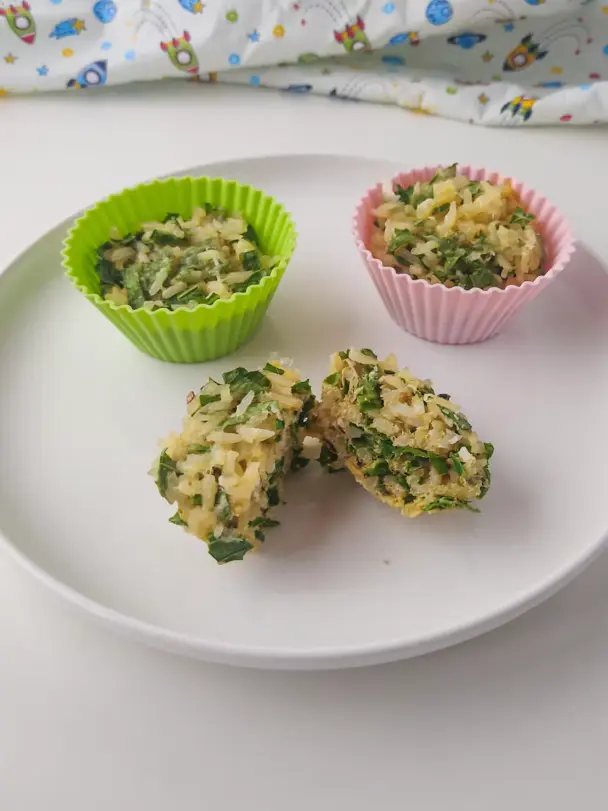 Bolinho de arroz e couve feito no micro-ondas em forminha de silicone, para bebê