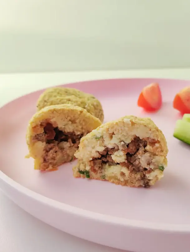 Bolinhos de batata recheados com carne moída, empanados na aveia e assados, para bebê