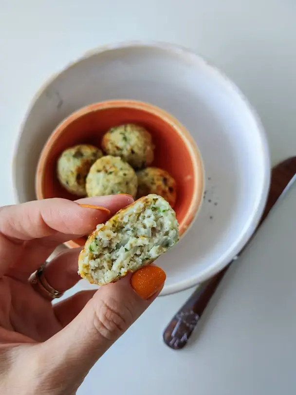 Bolinhos de peixe com salsinha e cebolinha grelhados, para bebê a partir de 6 meses