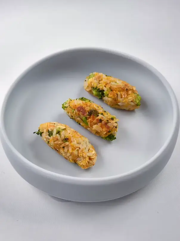 Bolinhos nutritivos de grão-de-bico, arroz integral, abóbora e brócolis dourados na frigideira, para bebê