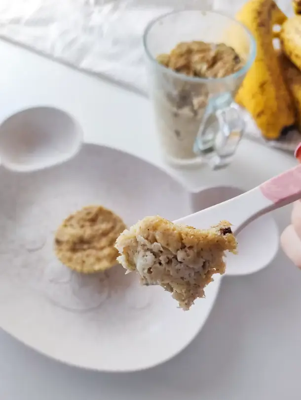 Bolinhos de banana e aveia sem açúcar em forminhas de silicone, feitos no micro-ondas, para bebê