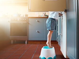 Fome ou tédio? Descubra o que fazer quando seu filho não sai da geladeira