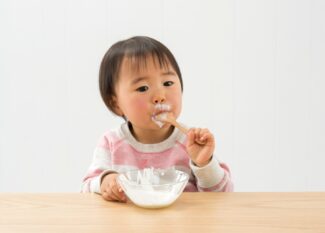 Cálcio na alimentação infantil: como garantir além do leite