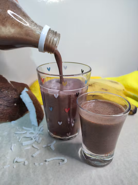 Vitamina de banana, coco e cacau para bebê (leite com cacau sem açúcar) em copinho