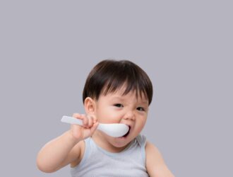 Relação mão-boca e seu impacto na alimentação infantil