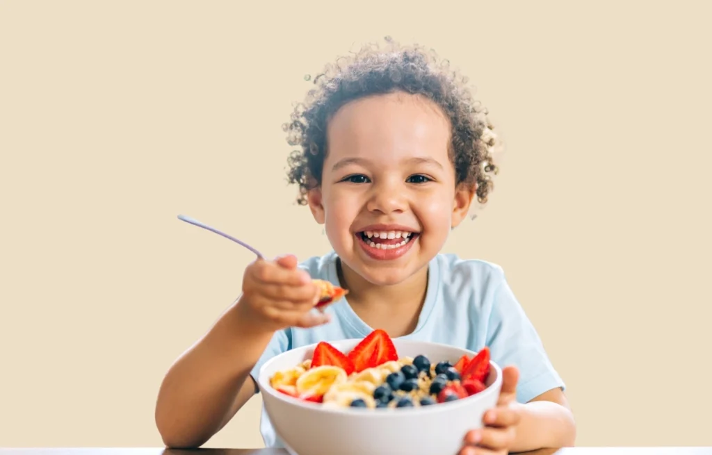 Autonomia alimentar infantil: criança comendo frutas