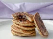 Receita para fazer coco: panquecas empilhadas com frutas
