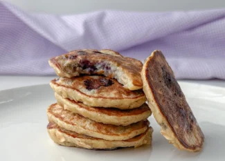 Receita para fazer coco: panquecas empilhadas com frutas