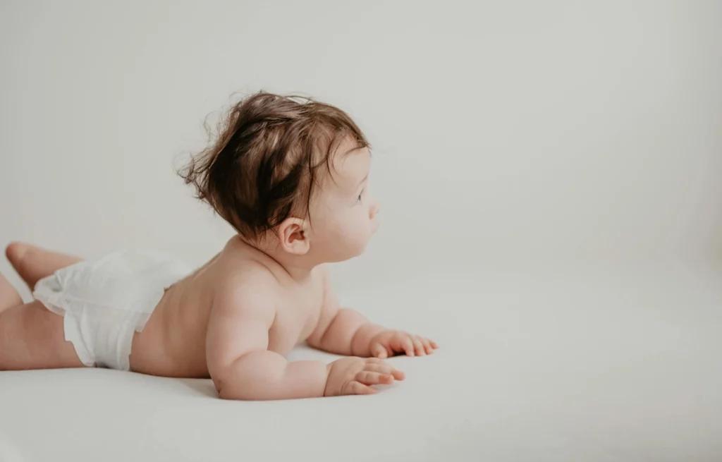 Bebê não senta: treino durante o tummy time