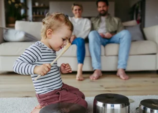 Criança não fica parada para comer