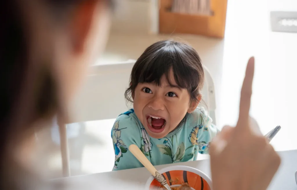 Quando a hora da refeição vira briga: o que isso revela sobre a criança