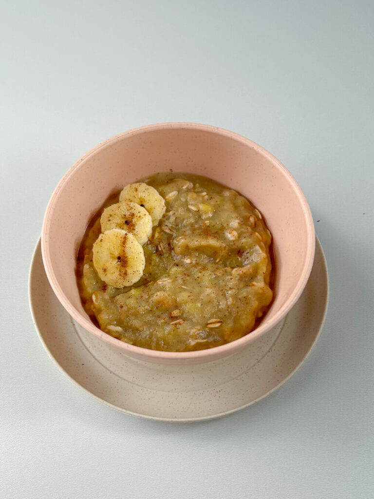 Café da manhã do bebê - Mingau de aveia com banana