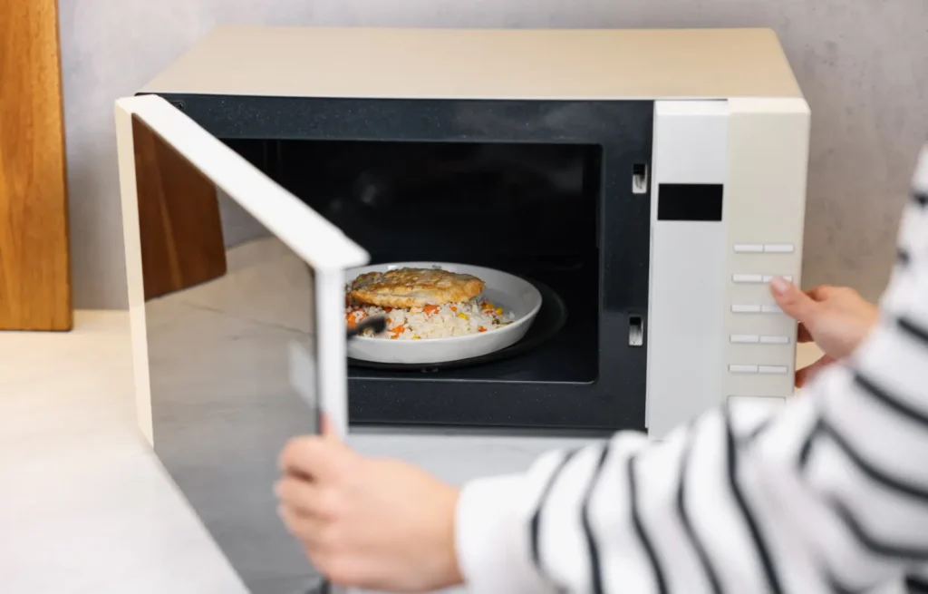 Micro-ondas faz mal? Entenda o que é mito e o que é verdade