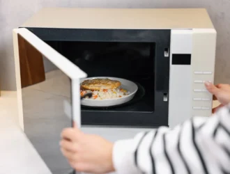 Micro-ondas faz mal? Entenda o que é mito e o que é verdade
